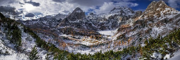 Słowenia, Kotlina Velo polje, Alpy Julijskie, Góry, Zima