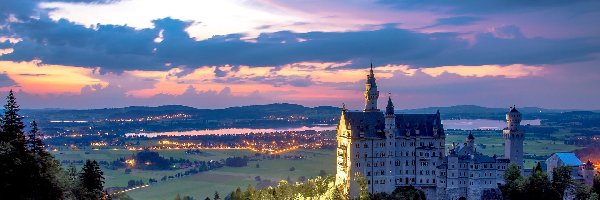 Zamek Neuschwanstein, Wschód słońca, Bawaria, Niemcy