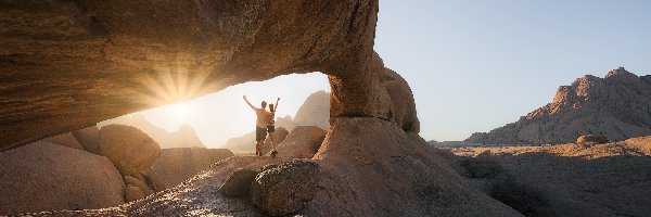 Promienie słońca, Skały, Republika Namibii, Rezerwat przyrody Spitzkoppe, Kamienie, Mężczyzna, Kobieta, Góry