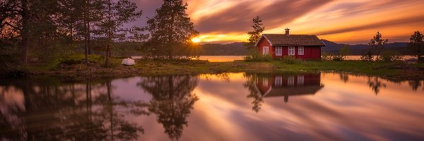 Drzewa, Dom, Chmury, Jezioro Vaeleren, Zachód słońca, Norwegia, Gmina Ringerike, Czerwony, Odbicie