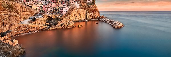 Kolorowe, Cinque Terre, Miejscowość Manarola, Gmina Riomaggiore, Włochy, Chmury, Zatoka, Morze Liguryjskie, Domy