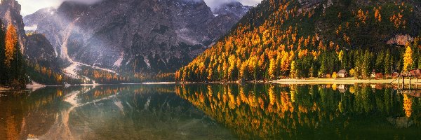 Dolina Pustertal, Dolomity, Włochy, Chmury, Jezioro Pragser Wildsee, Las, Jesień, Góry