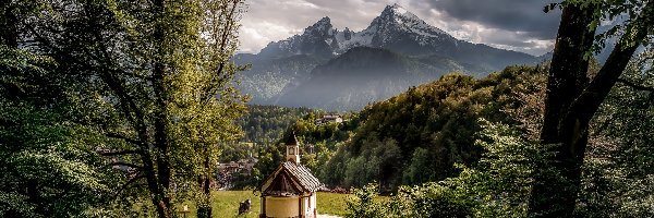 Berchtesgaden, Drzewa, Niemcy, Chmury, Kapliczka, Kirchleitn Kapelle, Domy, Góry Alpy, Lasy, Bawaria