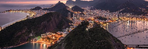 Światła, Rio de Janeiro, Chmury, Domy, Zatoka Guanabara, Statki, Góry, Brazylia, Morze, Zachód słońca