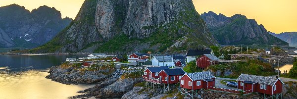 Domy, Lofoty, Norwegia, Roślinność, Góry, Wioska Hamnoy, Skały, Morze Norweskie