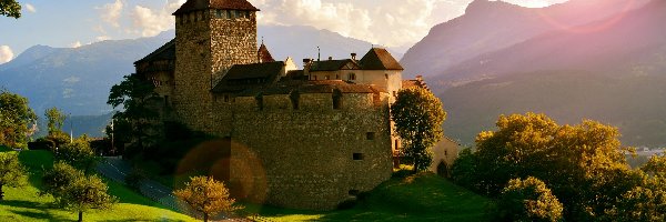 Droga, Zamek w Vaduz, Góry Alpy, Drzewa, Vaduz, Liechtenstein