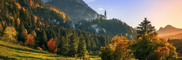 Wzgórza, Bawaria, Wschód słońca, Skały, Jesień, Drzewa, Góry, Niemcy, Zamek Neuschwanstein, Droga