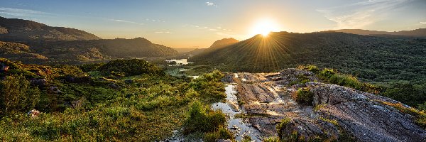 Promienie słońca, Park Narodowy Killarney, Trawa, Drzewa, Wschód słońca, Góry, Skała, Irlandia