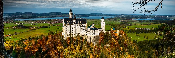 Zamek Neuschwanstein, Wzgórze, Niemcy, Bawaria, Lasy, Drzewa, Pola, Jesień