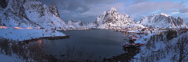 Góry, Wyspa Moskenesoya, Morze Norweskie, Śnieg, Zima, Norwegia, Lofoty, Reine, Domy