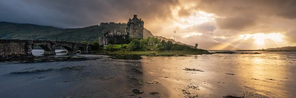 Jezioro, Zamek, Chmury, Zachód słońca, Eilean Donan, Most, Drzewa, Szkocja