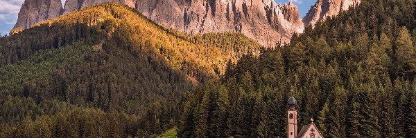Dolina Val di Funes, Południowy Tyrol, Łąka, Santa Maddalena, Dolomity, Kościół św Jana, Wieś, Włochy, Góry, Drzewa
