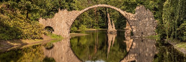 Odbicie, Jezioro Rakotz, Niemcy, Most łukowy, Kamienny, Park Rododendronów Kromlau, Saksonia
