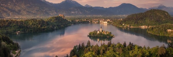 Jezioro Bled, Wyspa Blejski Otok, Słowenia, Góry Alpy Julijskie, Drzewa, Chmury
