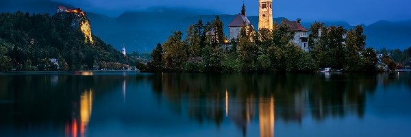 Zamek Bled, Kościół Zwiastowania Marii Panny, Wyspa Blejski Otok, Jezioro Bled, Słowenia, Alpy Julijskie, Góry, Oświetlony, Drzewa