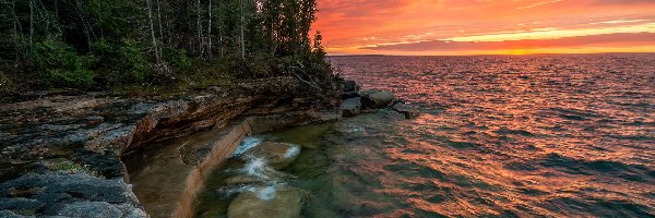 Skały, Drzewa, Stany Zjednoczone, Michigan, Las, Jezioro, Superior Lake, Zachód słońca