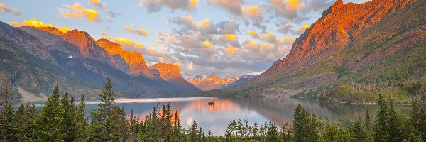 Rozświetlone, Saint Mary Lake, Park Narodowy Glacier, Stan Montana, Stany Zjednoczone, Chmury, Drzewa, Jezioro, Góry