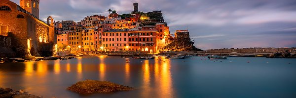 Włochy, Oświetlona, Domy, Morze, Vernazza, Liguria, Cinque Terre