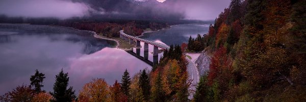 Jezioro Sylvensteinsee, Bawaria, Jesień, Drzewa, Góry, Most, Mgła, Niemcy