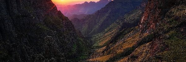 Góry Smocze, Przełęcz Fangs Pass, Ukhahlamba Mountains, Republika Południowej Afryki, Promienie słońca