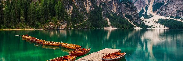 Pragser Wildsee, Dolomity, Włochy, Drzewa, Jezioro, Pomost, Łódki, Góry