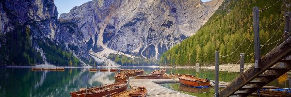 Dolomity, Lago di Braies, Łódki, Jezioro Pragser Wildsee, Włochy, Góry, Pomost