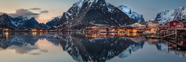Odbicie, Lofoty, Góry, Domy, Chmury, Wieś Reine, Morze Norweskie, Norwegia