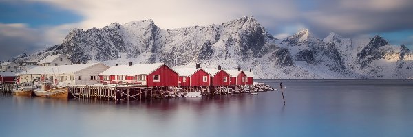 Zima, Wioska Hamnoy, Morze Norweskie, Lofoty, Norwegia, Chmury, Domy, Góry, Łodzie