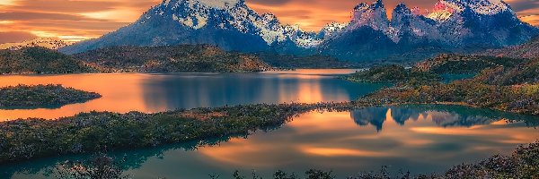 Odbicie, Chmury, Cordillera del Paine, Góry, Jeziora, Chile, Patagonia, Zachód słońca, Park Narodowy Torres del Paine