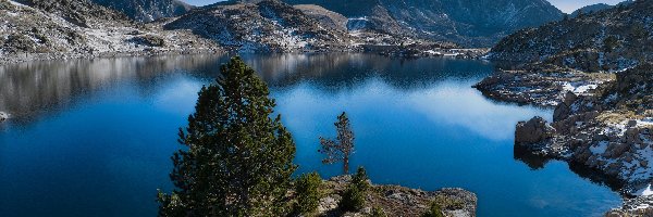 Pireneje Wschodnie, Estany de I llla, Andora, Encamp, Góry, Skały, Drzewo, Jezioro