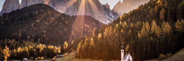 Santa Maddalena, Włochy, Dolina Val di Funes, Góry, Promienie słońca, Dolomity, Wieś, Trawa, Kościół św Jana, Południowy Tyrol, Drzewa