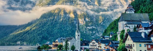 Góry, Hallstatt, Kościół, Domy, Jezioro Hallstattersee, Alpy Salzburskie, Mgła, Austria