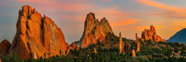 Garden of the Gods, Park, Drzewa, Skały, Zachód słońca, Stany Zjednoczone, Kolorado, Formacje skalne, Colorado Springs