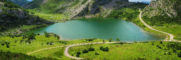 Droga, Jezioro, Enol Lake, Miejscowość Covadonga, Hiszpania, Picos de Europa, Góry