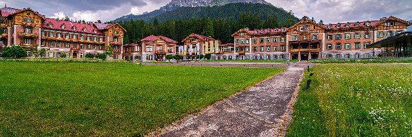 Centrum Kultury Gustava Mahler, Toblach, Droga, Trawnik, Hotel Grand Dobbiaco, Góry, Chmury, Włochy