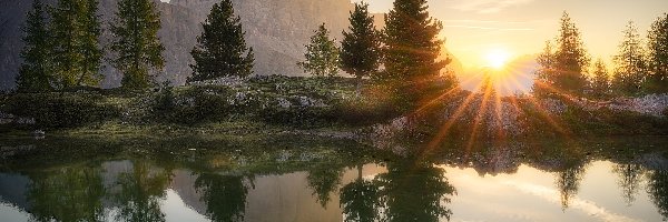 Lago Limides, Dolomity, Włochy, Promienie słońca, Jezioro, Drzewa, Odbicie, Góry