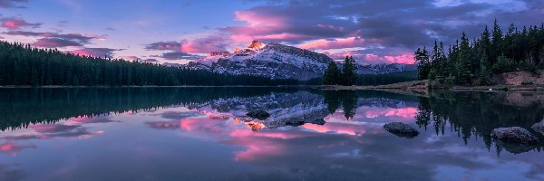 Wschód słońca, Drzewa, Jezioro, Mount Rundle, Góry, Kanada, Prowincja Alberta, Two Jack Lake, Park Narodowy Banff