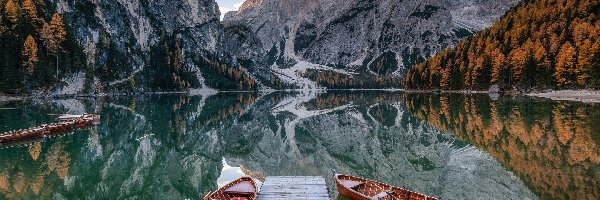 Lago di Braies, Jezioro, Łódki, Pomost, Pragser Wildsee, Góry, Dolomity, Włochy