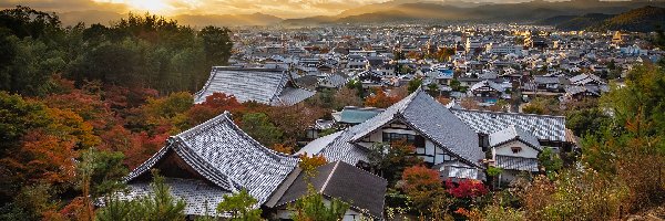 Chmury, Góry, Drzewa, Kioto, Japonia, Dachy, Domy
