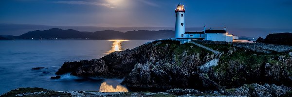 Księżyc, Noc, Irlandia, Letterkenny, Skały, Latarnia morska, Fanad Head Lighthouse, Morze