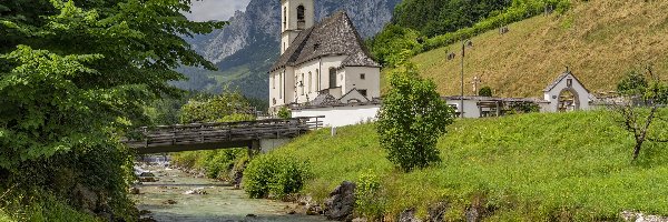 Rzeka Ramsauer Ache, Drzewa, Góry, Ramsau bei Berchtesgaden, Park Narodowy Berchtesgaden, Niemcy, Bawaria, Kościół św Sebastiana, Most