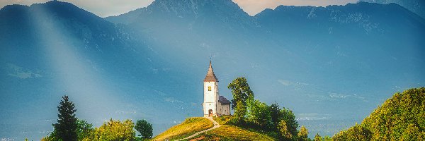 Alpy, Wieś Jamnik, Drzewa, Kościół, Góry, Promienie słoneczne, Wzgórza, Słowenia