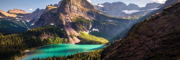Drzewa, Chmury, Park Narodowy Glacier, Grinnell Lake, Jezioro, Stany Zjednoczone, Stan Montana, Góry, Skały