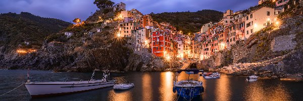 Łódki, Cinque Terre, Zmrok, Światła, Włochy, Domy, Góry, Riomaggiore