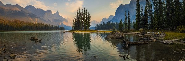 Odbicie, Jezioro, Kanada, Chmury, Góry, Drzewa, Lasy, Park Narodowy Jasper, Maligne Lake, Alberta