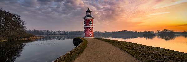 Chmury, Leuchtturm Moritzburg, Jezioro, Drzewa, Wschód słońca, Niemcy, Saksonia, Latarnia, Moritzburg