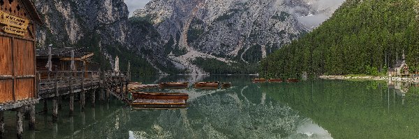 Drzewa, Jezioro, Odbicie, Łódki, Lago di Braies, Góry, Dolomity, Włochy, Pragser Wildsee, Chmury