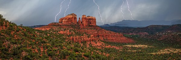 Cathedral Rock, Arizona, Błyskawice, Pioruny, Skały, Niebo, Chmury, Stany Zjednoczone