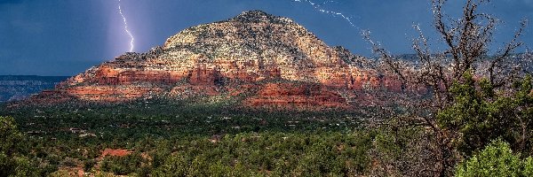 Chmury, Stan Arizona, Burza, Drzewa, Góra, Thunder Mountain, Skały, Stany Zjednoczone, Sedona, Błyskawica