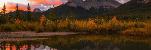 Moraine Lake, Kanada, Pożółkłe, Kolumbia Brytyjska, Wschód słońca, Park Narodowy Banff, Jezioro, Jesień, Kanadyjskie Góry Skaliste, Alberta, Drzewa